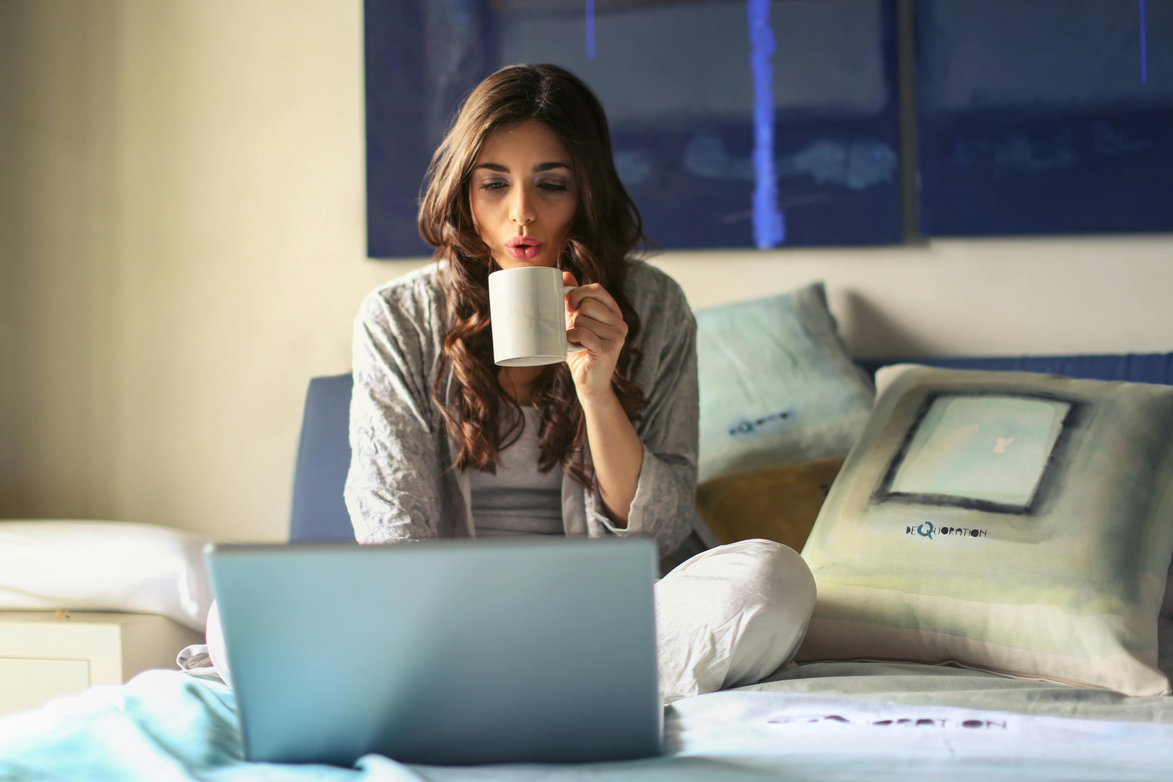 Nie wieder stundenlang in der Bib: Wie du Jura erfolgreich online und im Home-Office lernst
