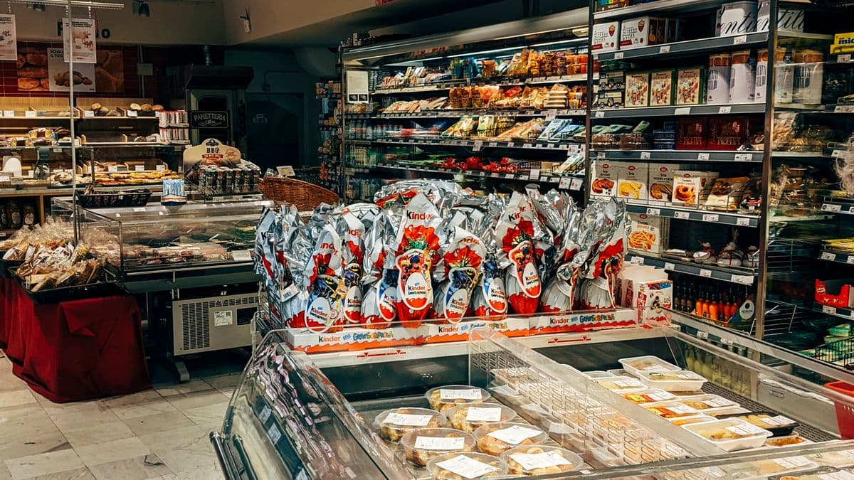 Warenauslage mit Produkten und Preisen im Geschäft, ein klassisches Beispiel für eine invitatio ad offerendum