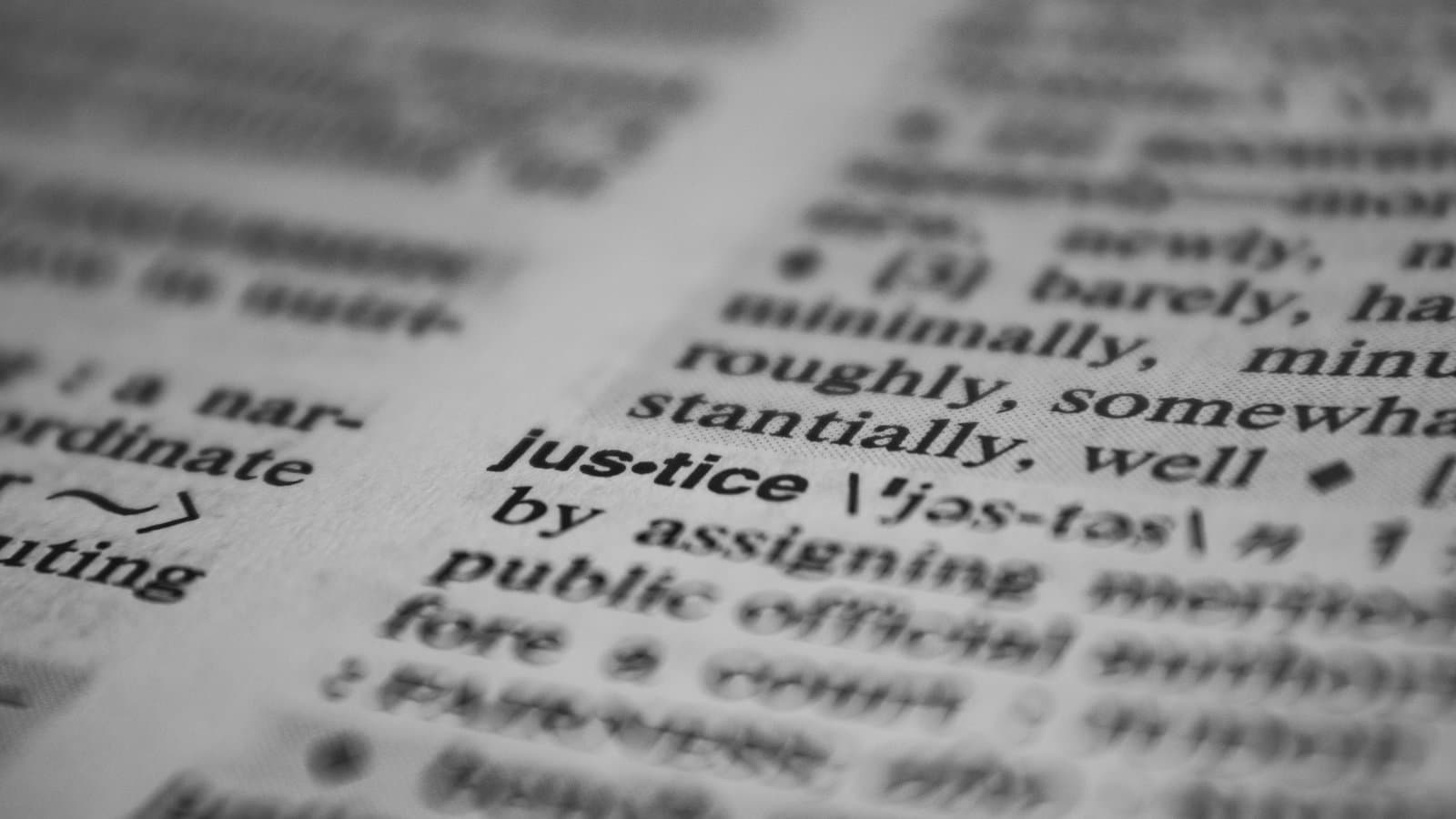 Nahaufnahme eines Wörterbucheintrags zum Wort justice, Sinnbild für die genaue Begriffsbestimmung einer Legaldefinition im Recht