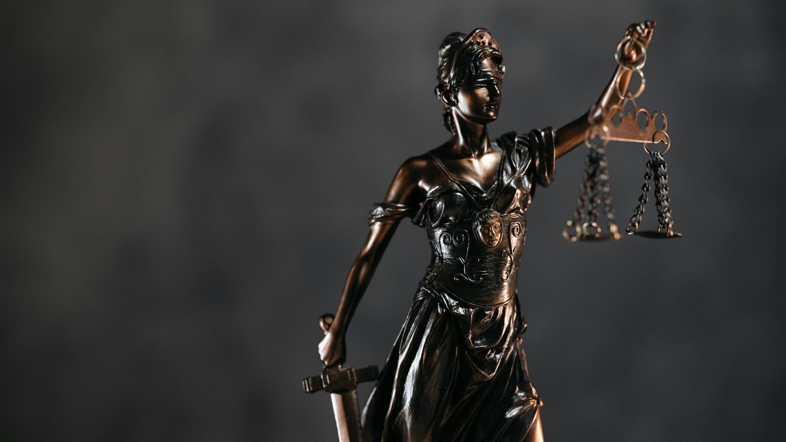Bewegliche Holz-Gliederfigur in dynamischer Pose, Sinnbild für die Entscheidung zwischen erstem und zweitem Staatsexamen