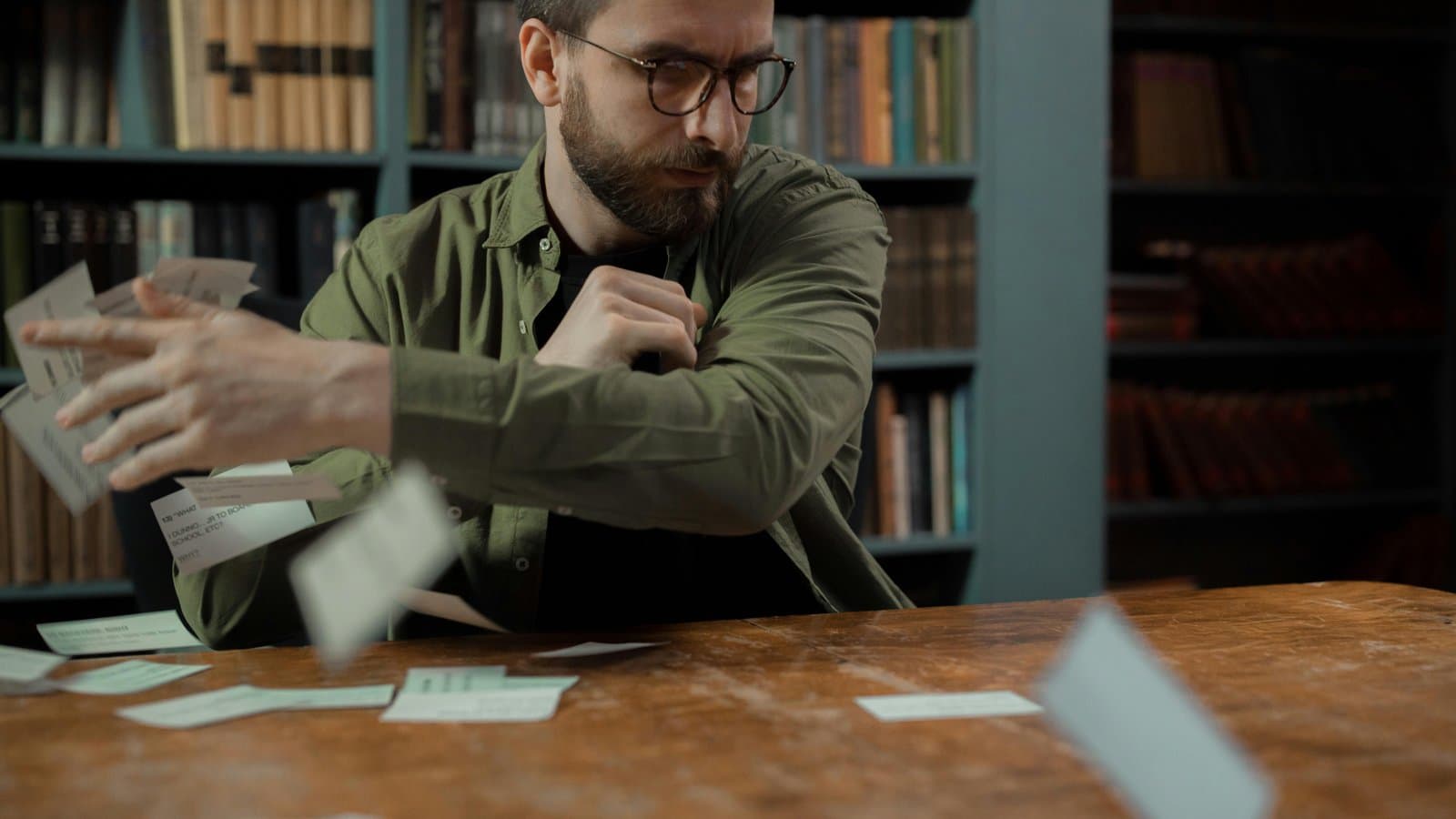 Person macht sich handschriftliche Notizen am Schreibtisch, Sinnbild für Jura-Zusammenfassungen