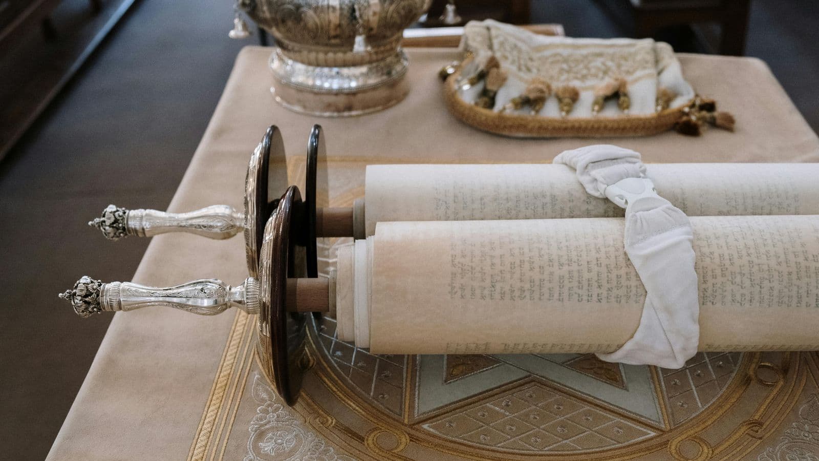Zusammengerollte Dokumente und Schriftrollen, Sinnbild für die verschiedenen Rechtsquellen im Zivilrecht