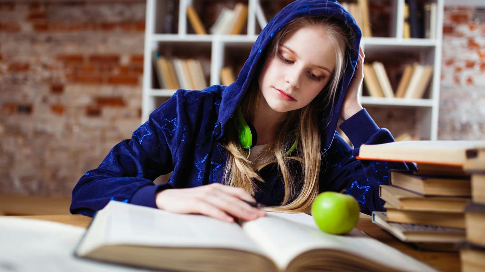 Studentin mit Büchern, Sinnbild für das Grundschema Wer will was von wem woraus