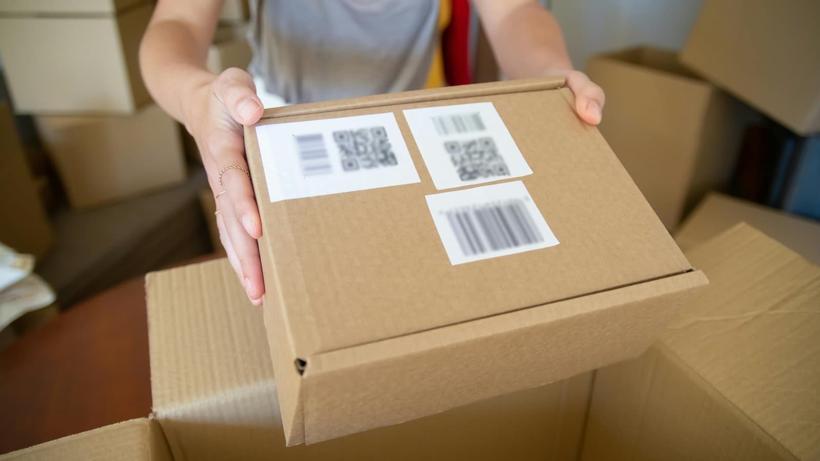 Hände halten ein Paket, Sinnbild für die Gefahrtragung beim Kauf