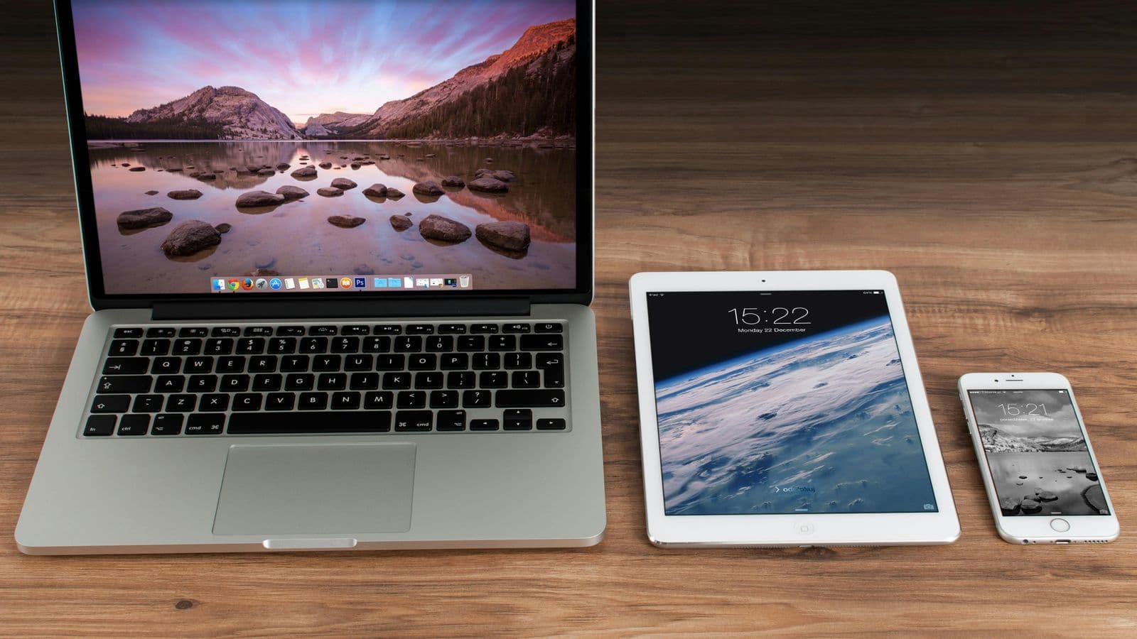 Laptop, Tablet und Smartphone auf einem Schreibtisch, Sinnbild für geräteübergreifendes Jura-Lernen