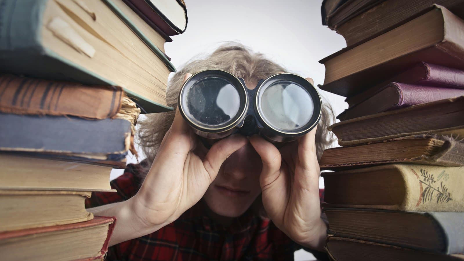 Blick durch ein Fernglas, Sinnbild für die Suchfunktion zum Finden juristischer Probleme