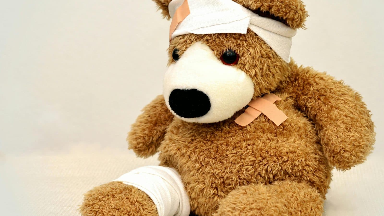 Teddybär mit Kopfverband und Pflaster, Sinnbild für den deliktischen Schadensersatz nach § 823 BGB