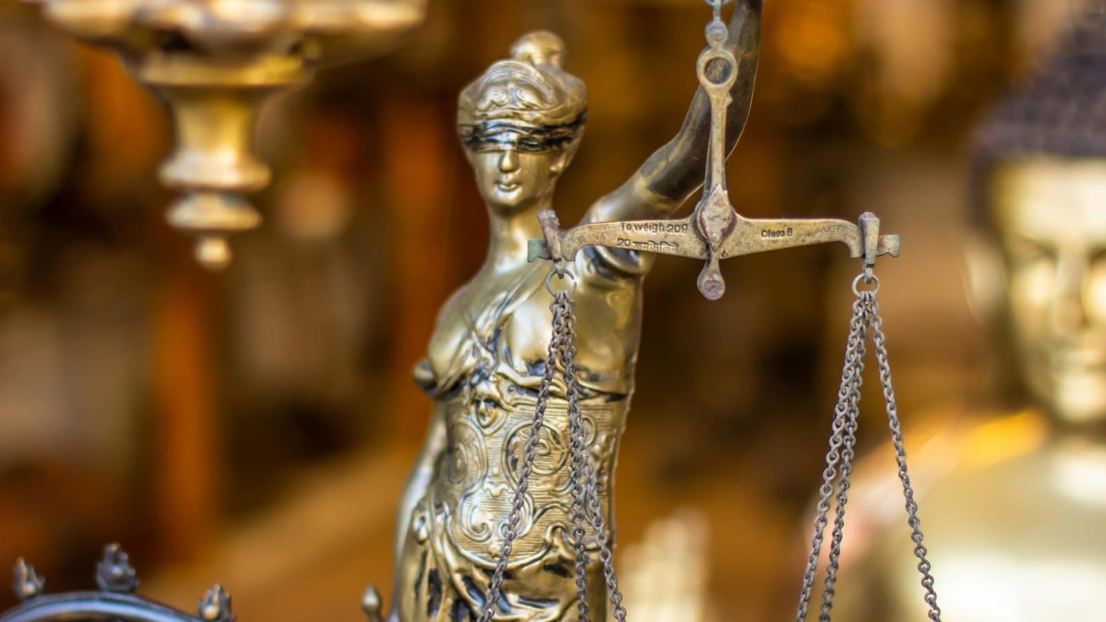Justitia-Statue mit Waage, Sinnbild für die Konkurrenzen im Strafrecht nach §§ 52, 53 StGB