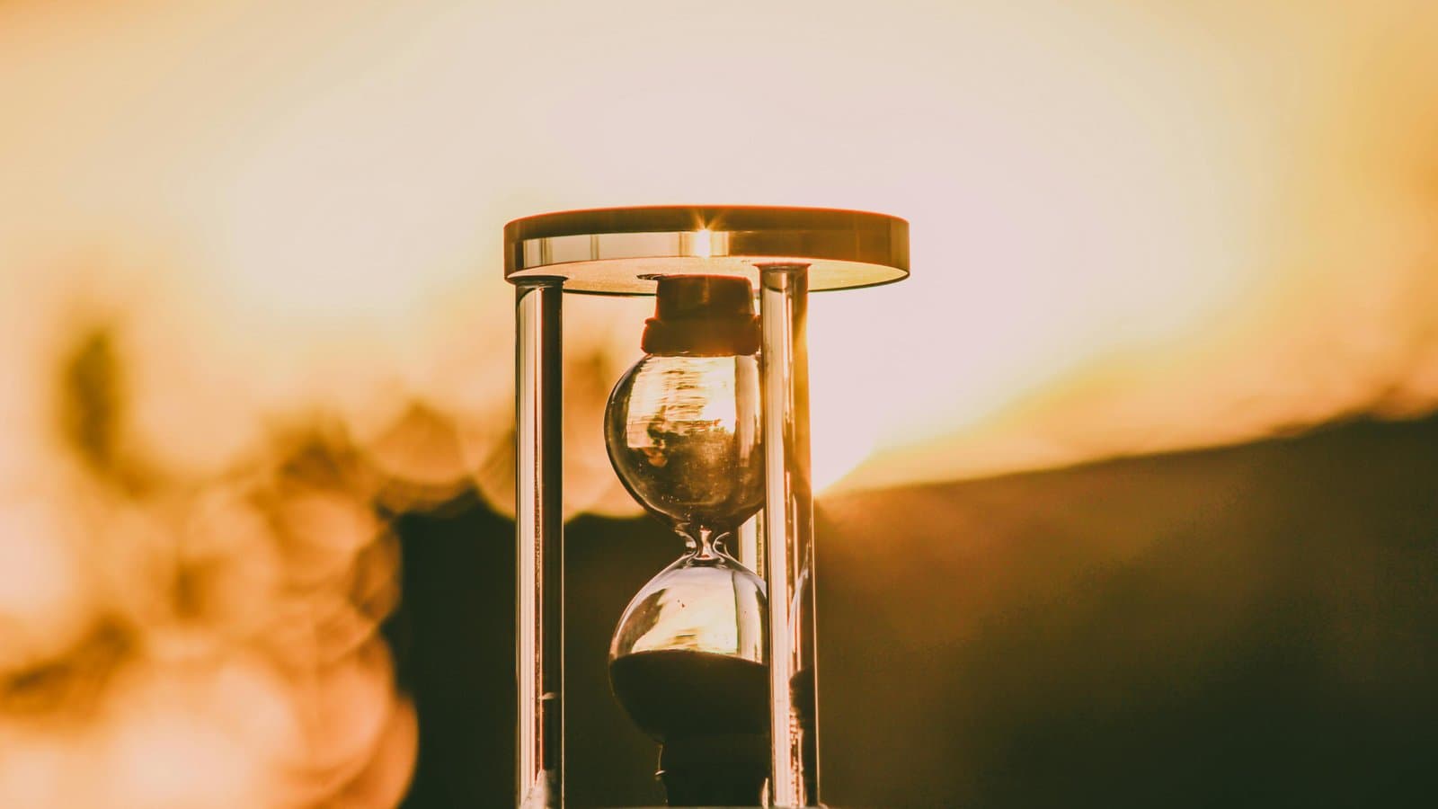 Sanduhr im Abendlicht, Sinnbild für Verjährungsfristen nach §§ 194 ff. BGB