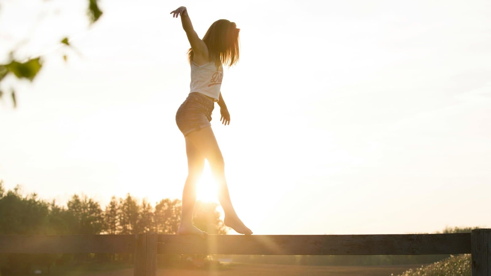 Person springt im Sonnenuntergang, Sinnbild für mentale Stärke im Jurastudium