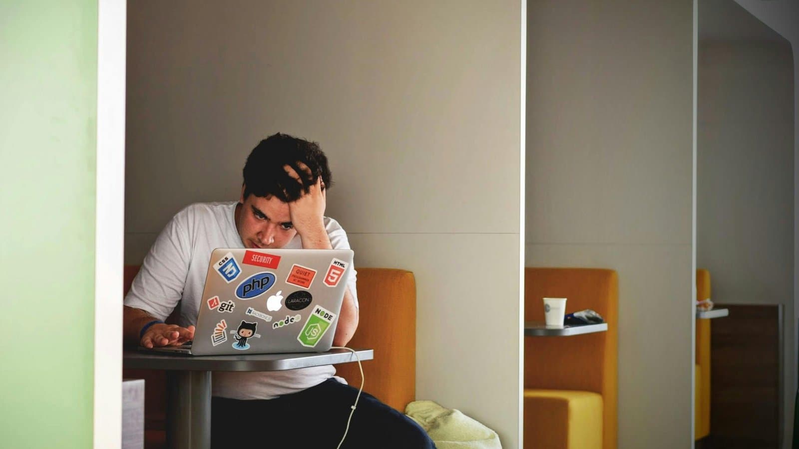 Person lernt am Laptop in einer Lernkabine, Sinnbild für die besten Tools zur Examensvorbereitung