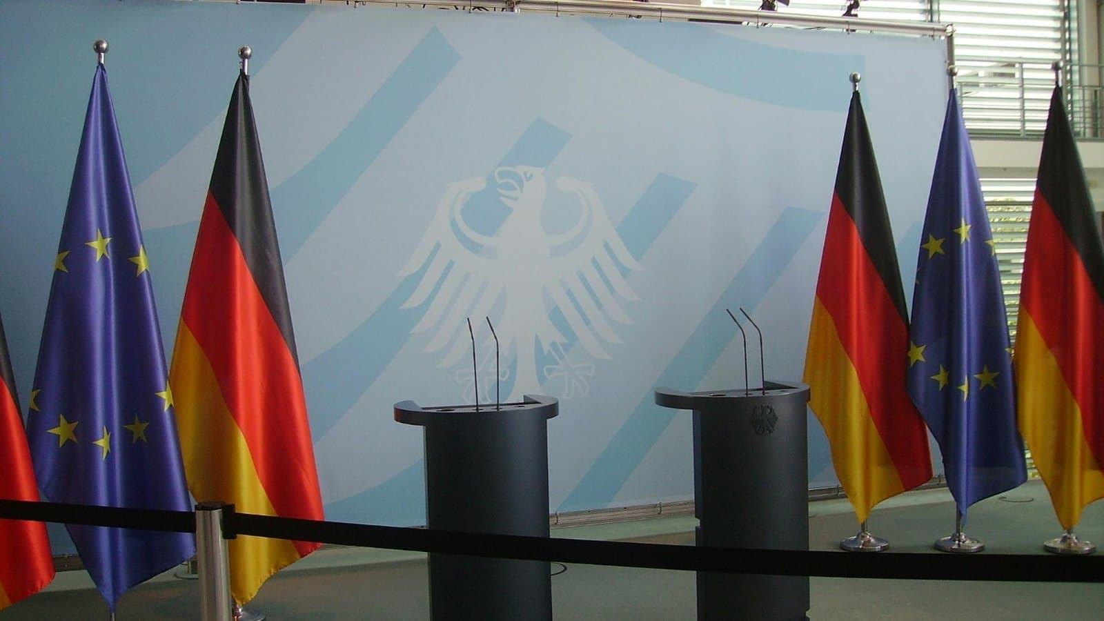 Deutschland- und EU-Flaggen mit Bundesadler, Sinnbild für die höchsten politischen Ämter in Deutschland