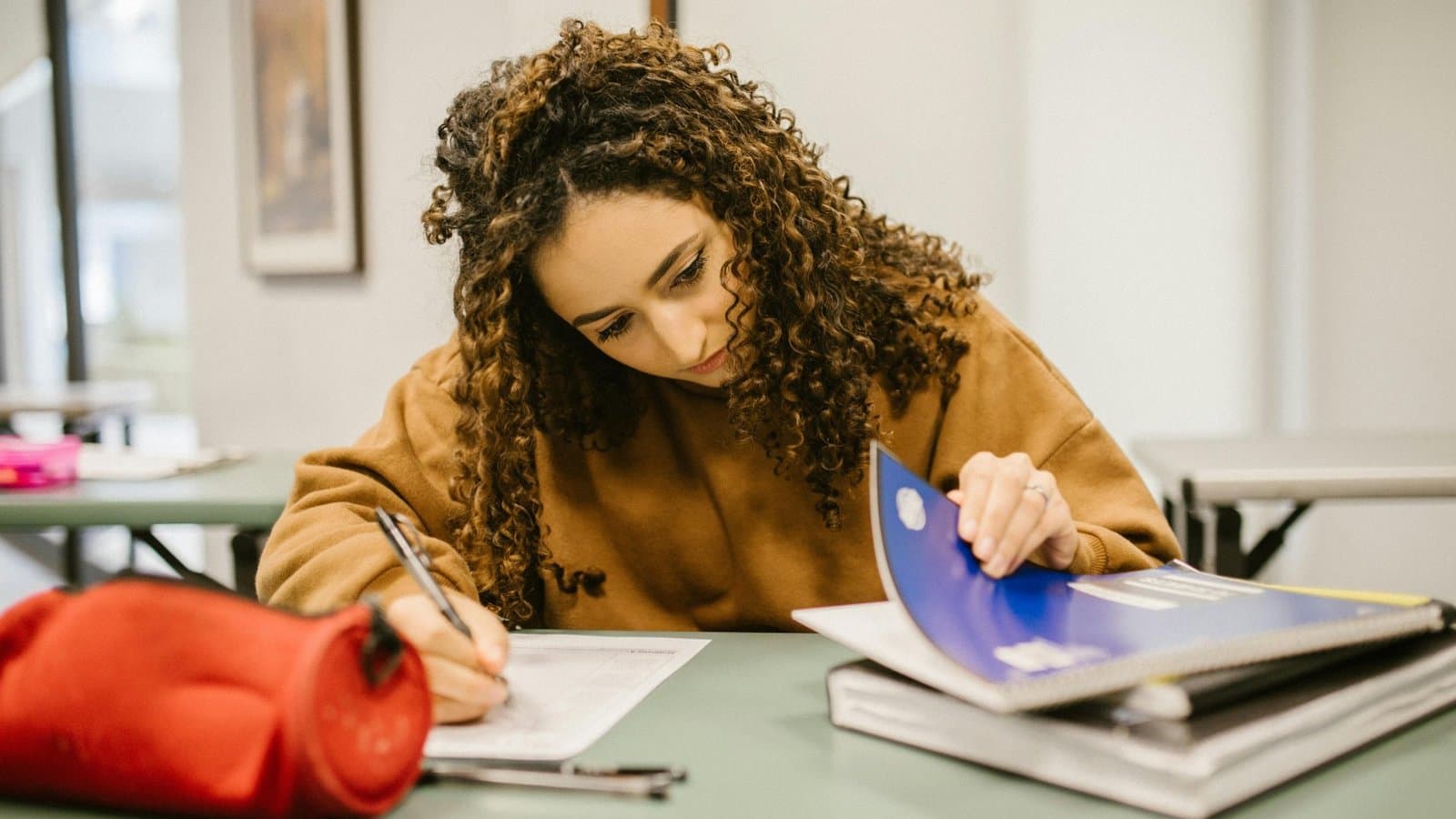 Studentin macht sich Notizen, Sinnbild für systematische Lernmethoden im Jurastudium