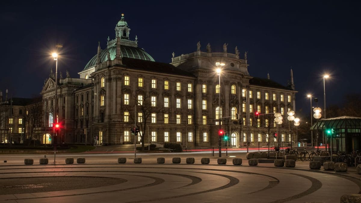 Justizpalast München bei Nacht, Sitz bayerischer Gerichte