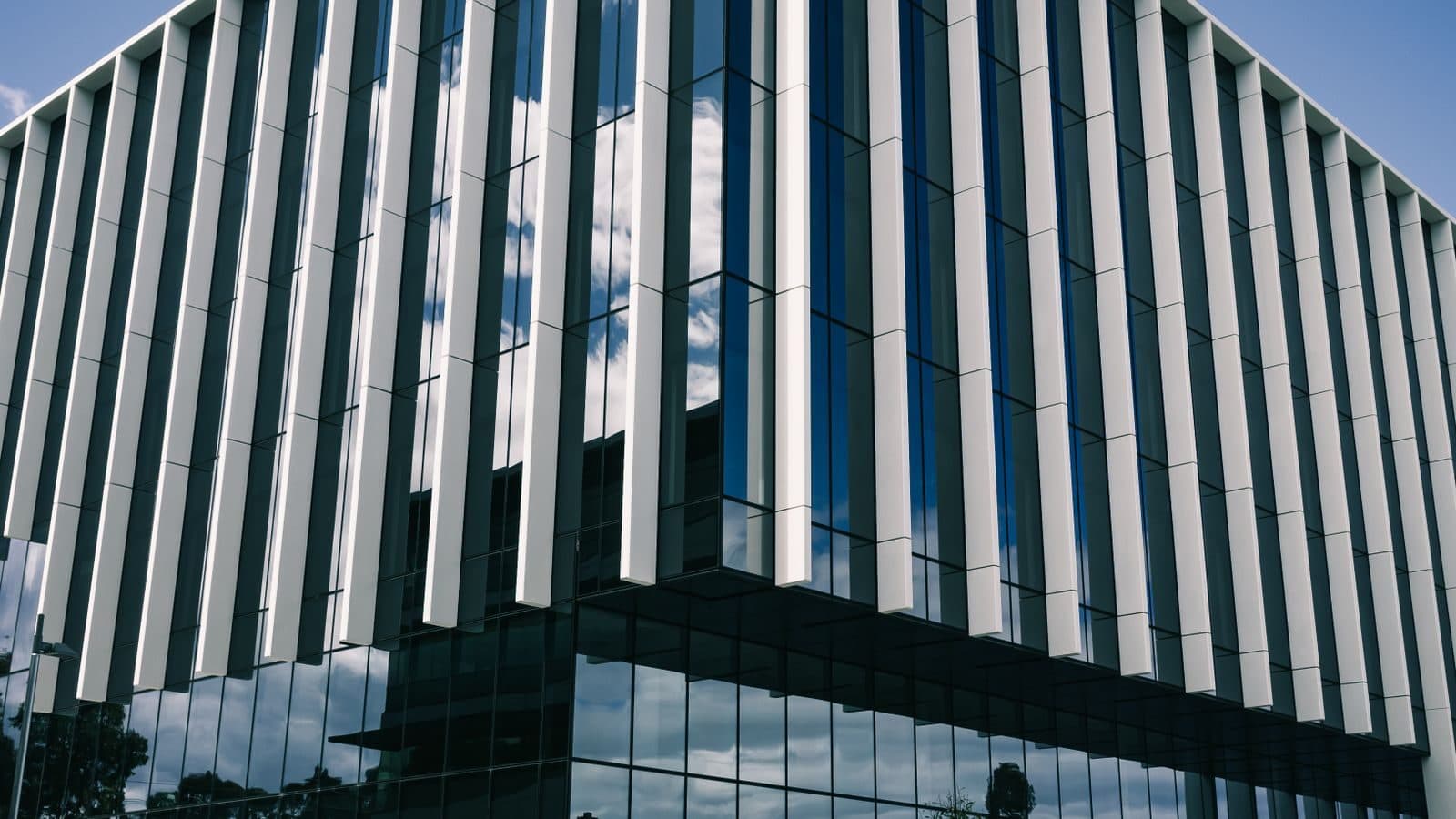 Moderne Bürotürme mit Glasfassade als Sinnbild für Großkanzleien in einem Geschäftsviertel