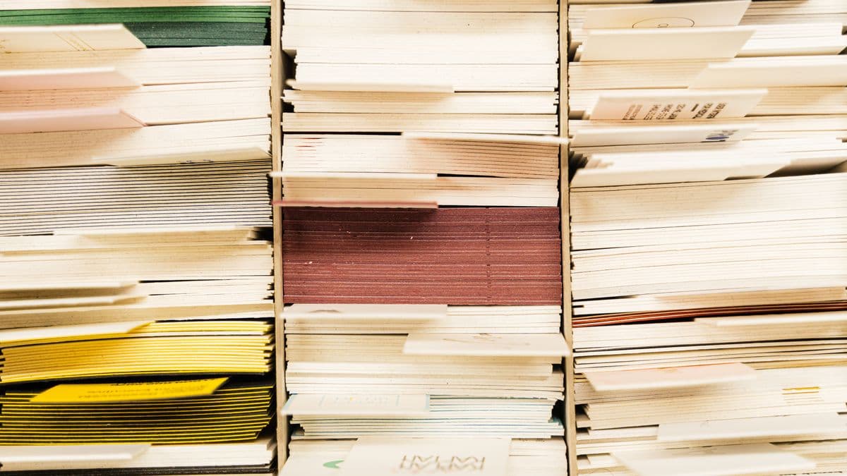 Dicht gestapelte Papierstöße und Unterlagen von oben.