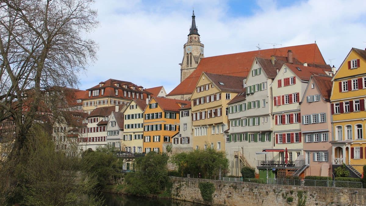 Tübinger Altstadt am Neckar mit historischen Häusern am Wasser