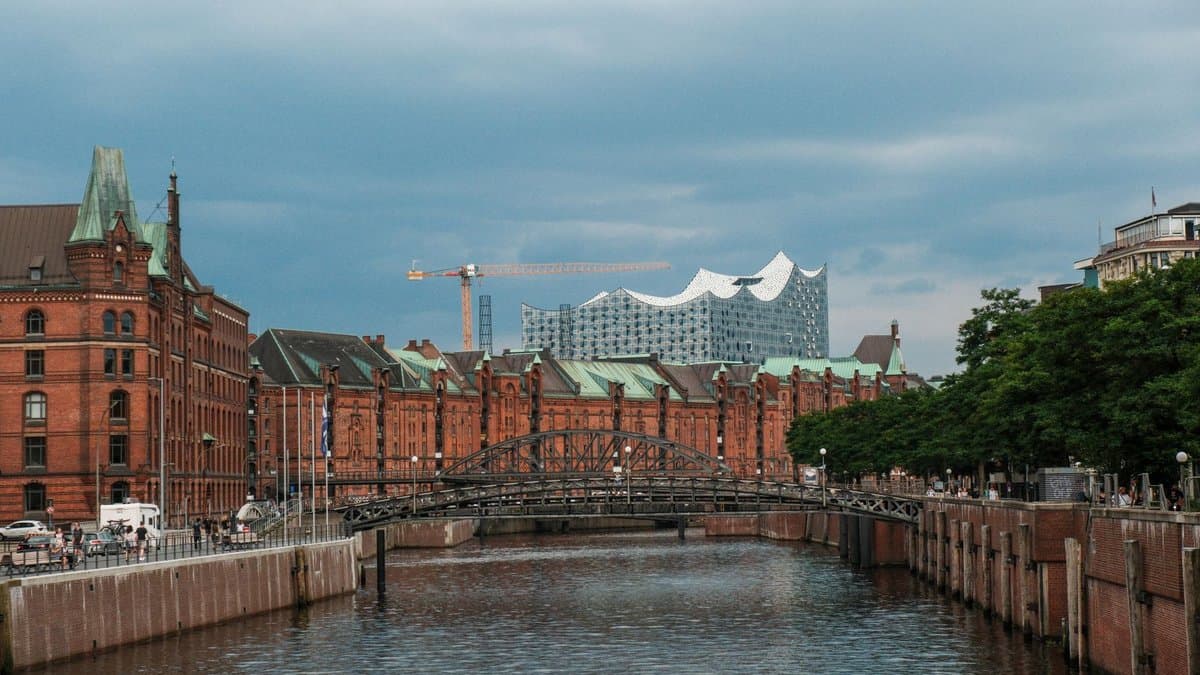 Die Speicherstadt und die Elbphilharmonie in Hamburg