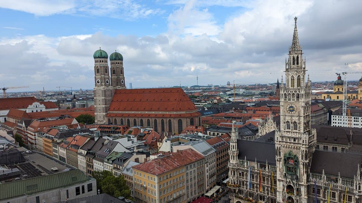 Luftaufnahme des Marienplatzes in München mit dem Neuen Rathaus und der Frauenkirche