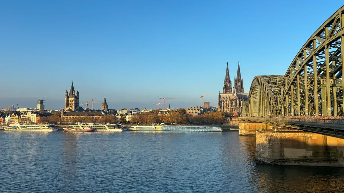 Blick über den Rhein auf die Hohenzollernbrücke und den Kölner Dom bei klarem Himmel
