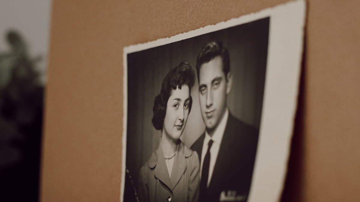 Altes Schwarzweißfoto eines Paares, an eine Wand geheftet