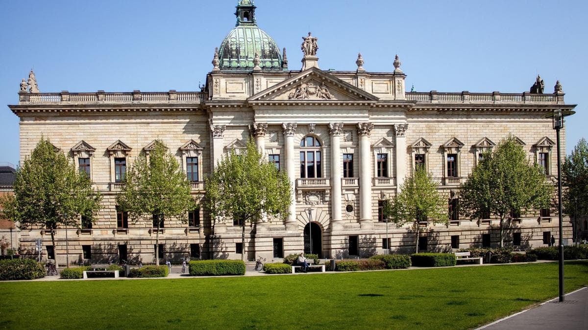 Das Gebäude des Bundesverwaltungsgerichts in Leipzig hinter einer Rasenfläche