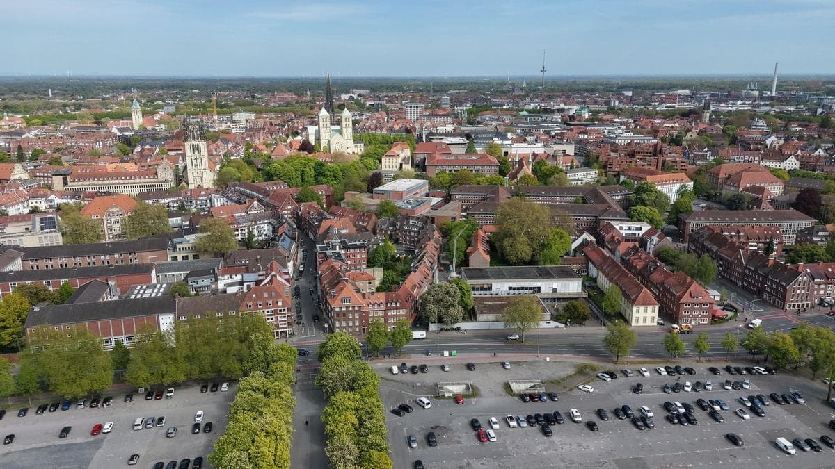 Luftbild der Altstadt von Münster mit dem Dom und der baumbestandenen Promenade