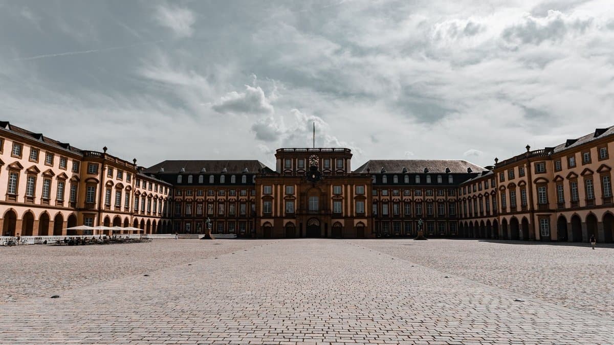 Der Ehrenhof des Mannheimer Barockschlosses, in dem die Universität Mannheim untergebracht ist