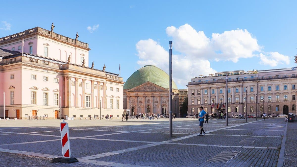 Der Bebelplatz in Berlin-Mitte mit der Staatsoper und der Kuppel der St.-Hedwigs-Kathedrale