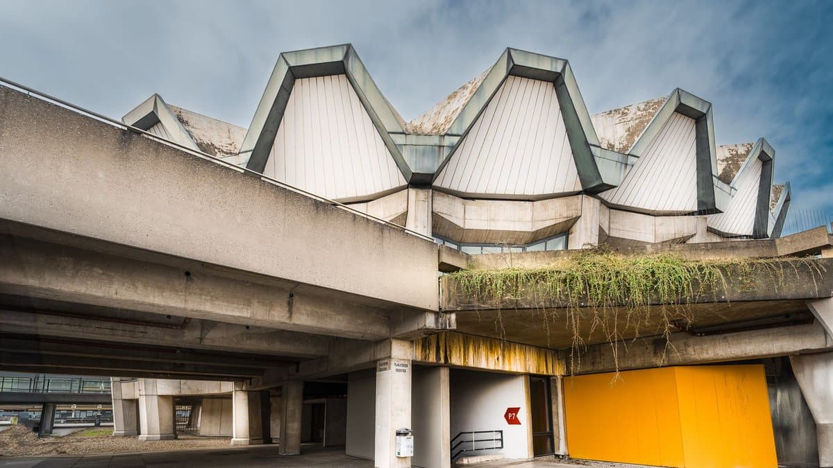 Betongebäude mit gefaltetem Dach auf dem Campus der Ruhr-Universität Bochum