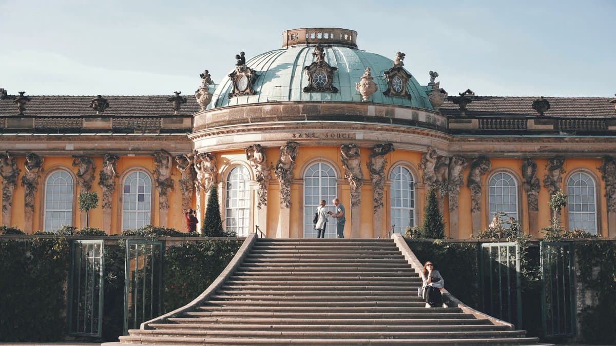 Schloss Sanssouci in Potsdam mit der breiten Freitreppe und dem Weinberg davor