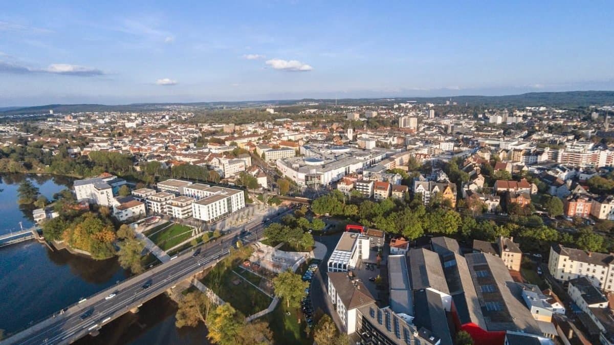 Luftaufnahme der Gießener Innenstadt mit der Lahn und der Brücke im Vordergrund an einem sonnigen Herbsttag