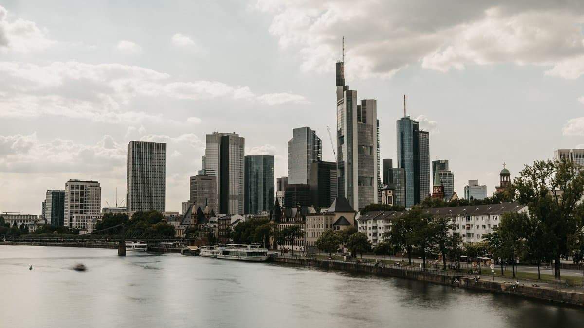 Skyline von Frankfurt am Main mit den Hochhäusern des Bankenviertels hinter dem Mainufer