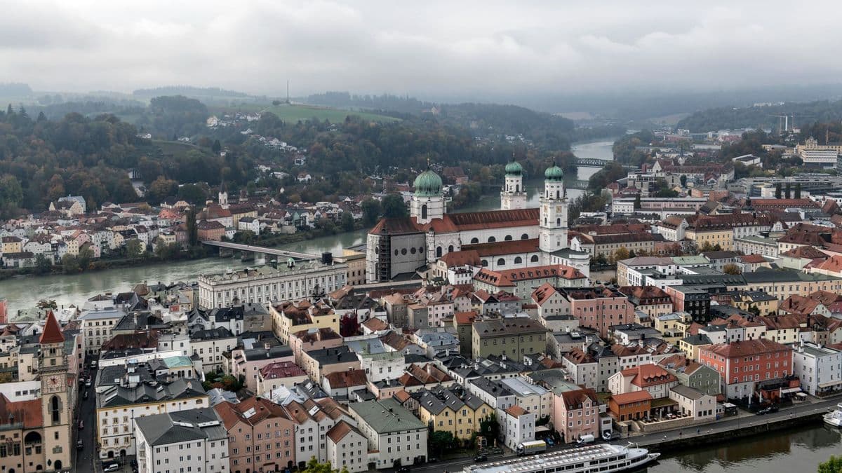 Blick über die Altstadt von Passau mit dem Stephansdom und den Flüssen Donau und Inn
