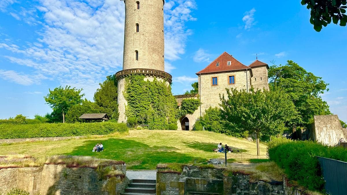 Die Sparrenburg über Bielefeld, das Wahrzeichen der Stadt, im Sommer