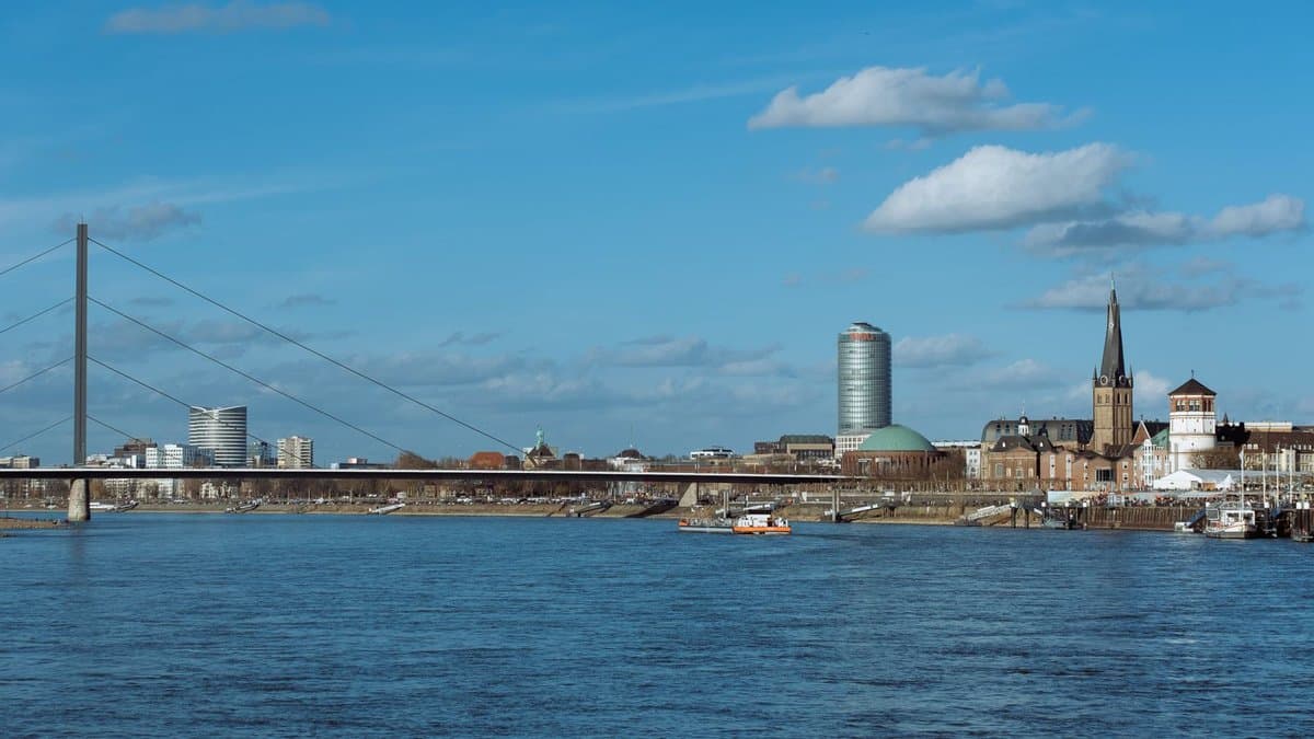 Blick über den Rhein auf die Düsseldorfer Altstadt mit Rheinkniebrücke, Schlossturm und Lambertuskirche