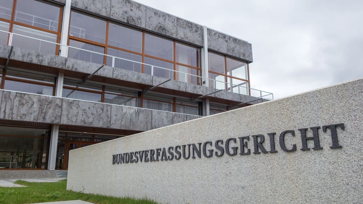 Gebäude des Bundesverfassungsgerichts in Karlsruhe mit dem Schriftzug auf der Mauer davor