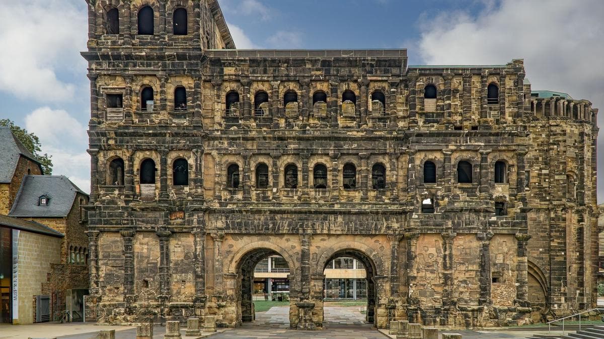 Die Porta Nigra in Trier, das römische Stadttor aus dunklem Sandstein