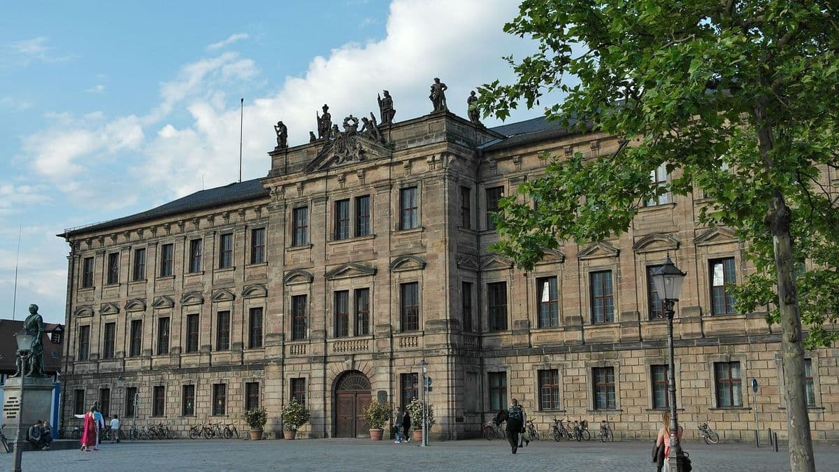 Markgräfliches Schloss in Erlangen, Sitz der Universitätsverwaltung, an einem sonnigen Tag vom Schlossplatz aus
