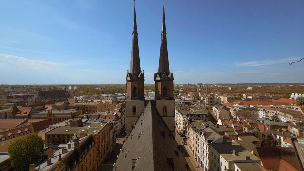 Blick über die Altstadt von Halle an der Saale mit den beiden Türmen der Marktkirche