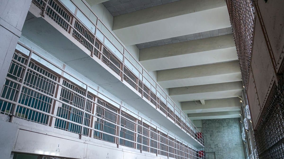 Mehrstöckiger Zellentrakt eines Gefängnisses mit vergitterten Zellentüren