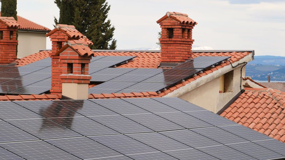 Photovoltaikanlagen auf den Ziegeldächern mehrerer Wohnhäuser