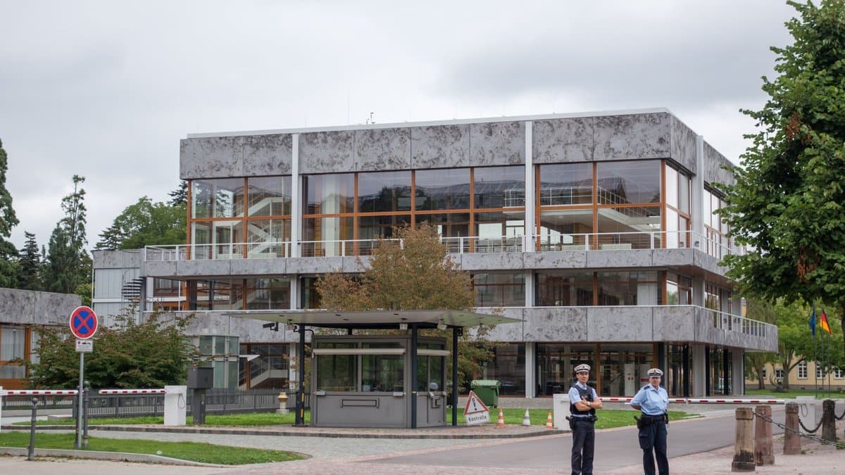 Gebäude des Bundesverfassungsgerichts in Karlsruhe, zwei Polizisten stehen vor dem Eingang
