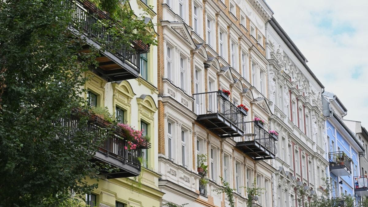 Altbaufassaden mehrerer Mietshäuser in einer Berliner Straße mit Balkonen und Blumenkästen