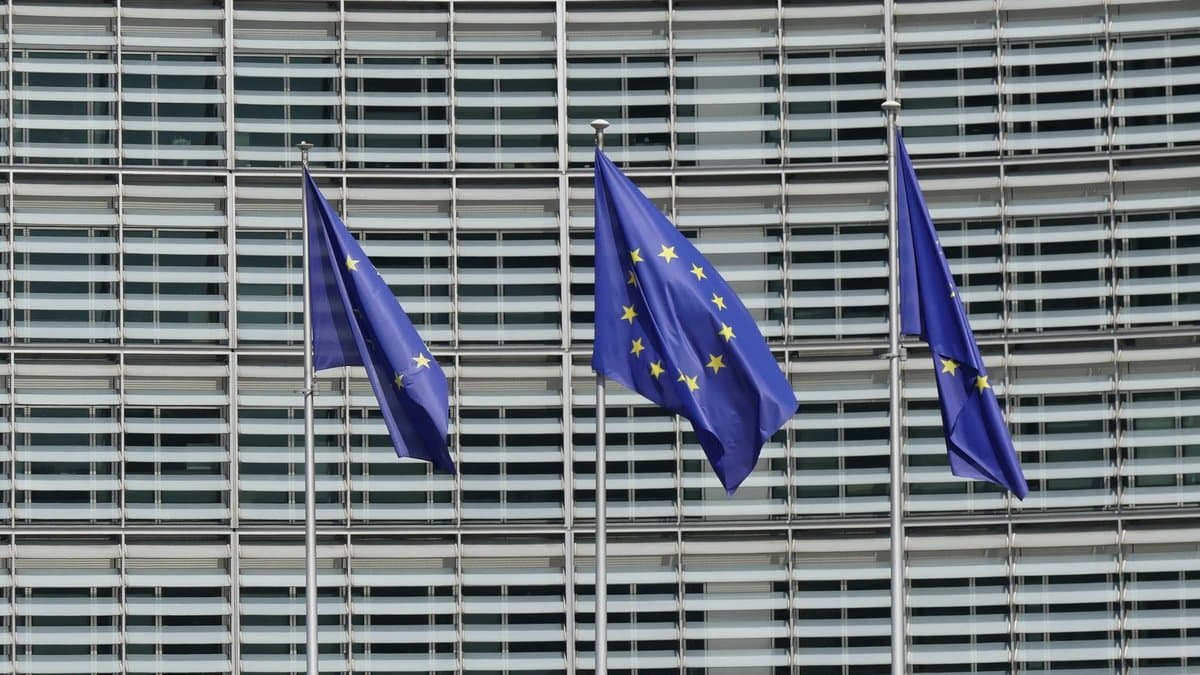 Drei Europaflaggen wehen vor der Rasterfassade des Berlaymont-Gebäudes in Brüssel