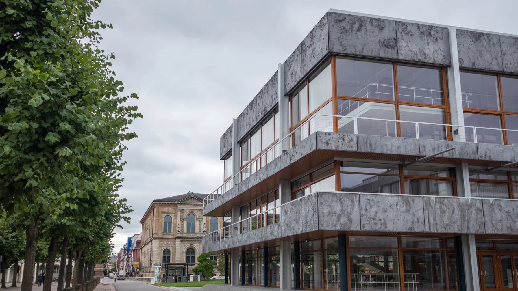 Gebäude des Bundesverfassungsgerichts in Karlsruhe, Außenansicht mit Baumallee