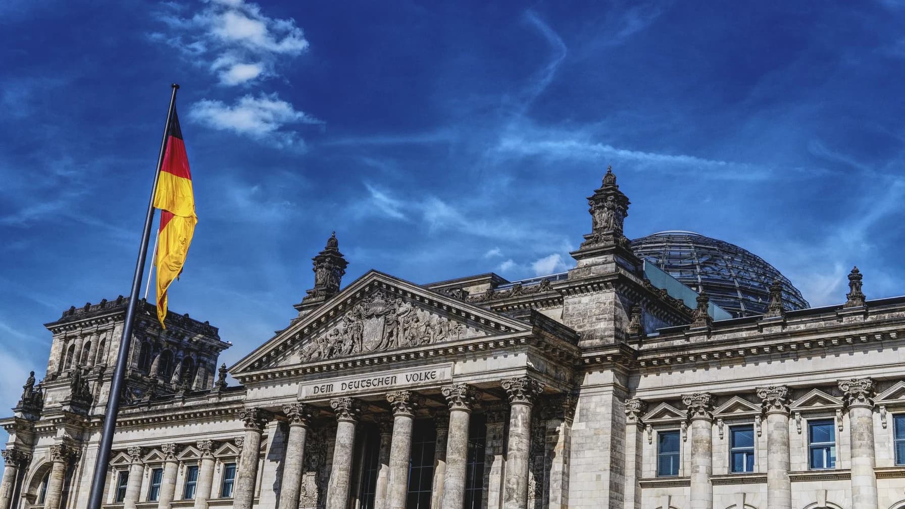 Reichstagsgebäude in Berlin mit Glaskuppel, Sitz des Bundestages