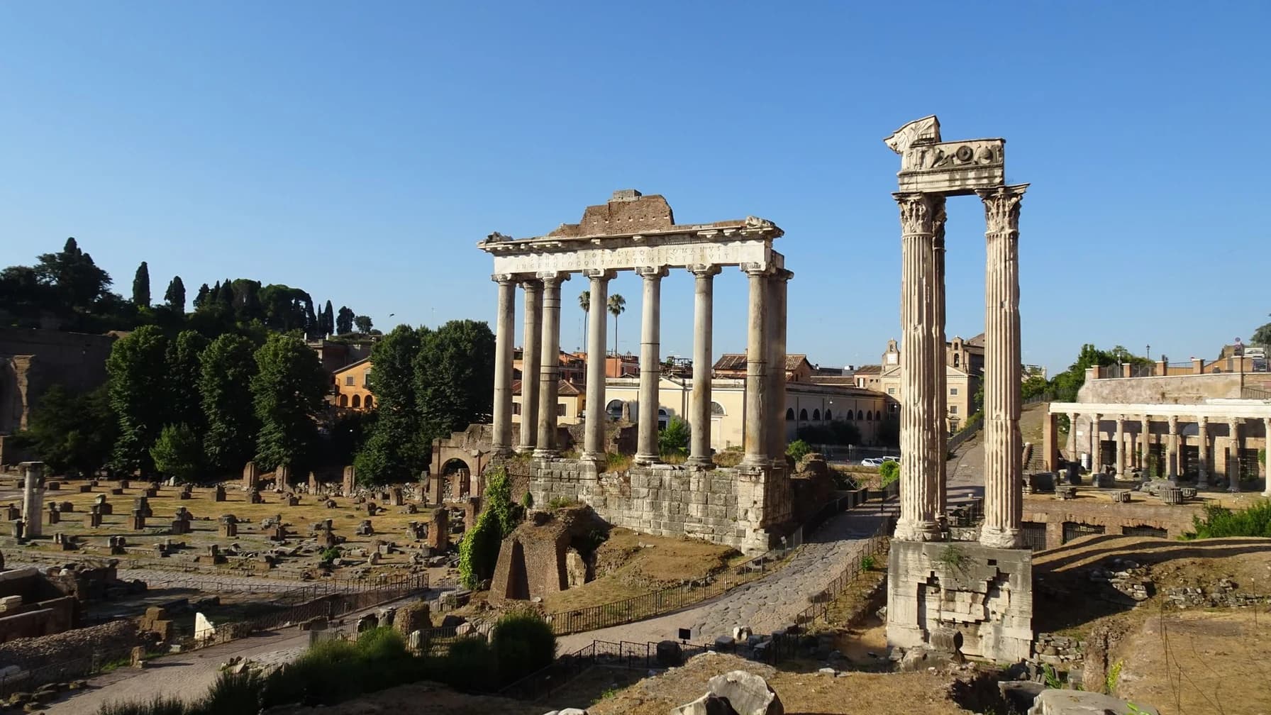 Säulen des Saturntempels auf dem Forum Romanum in Rom unter blauem Himmel