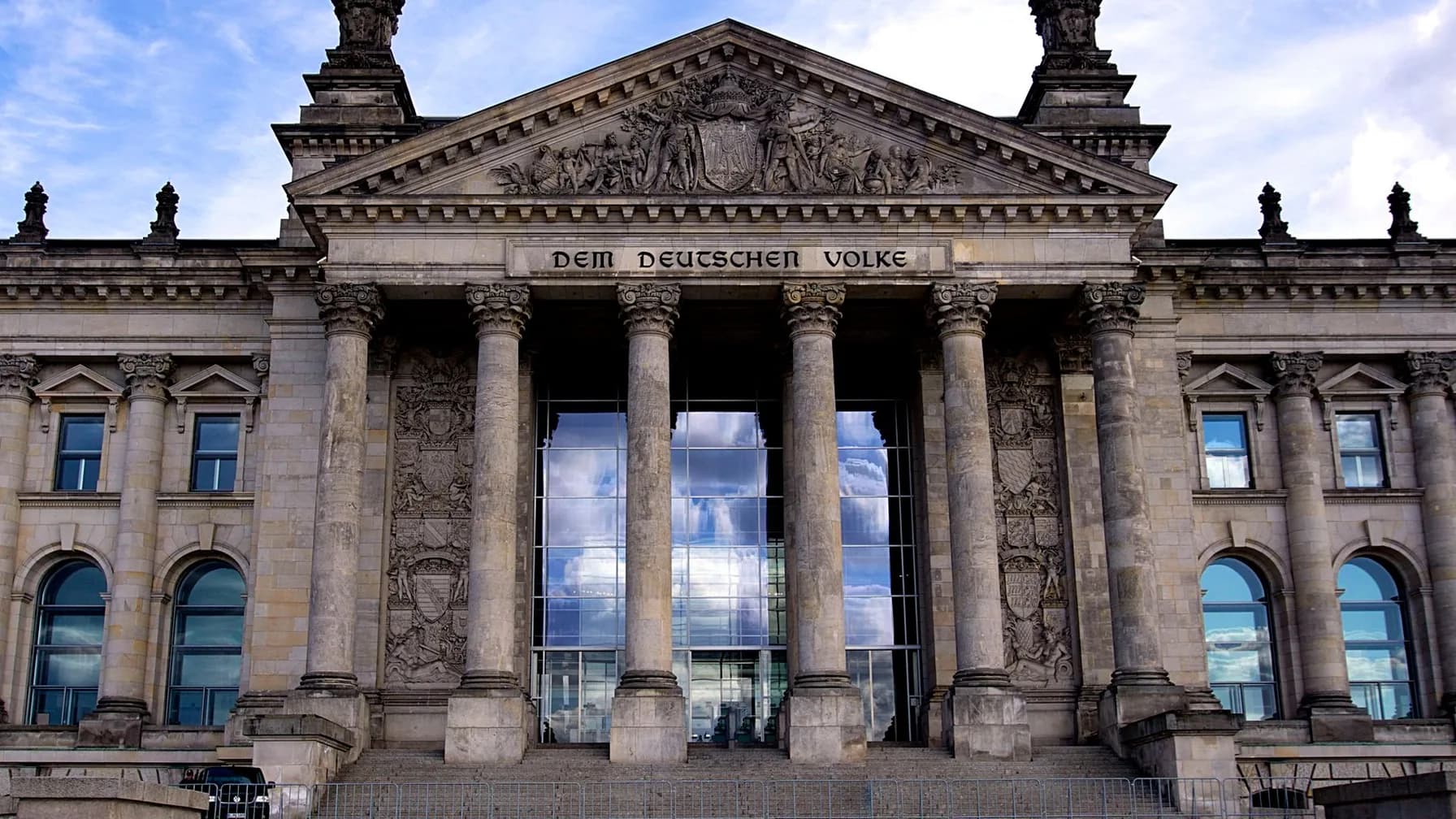 Portal des Reichstagsgebäudes mit der Inschrift „Dem deutschen Volke“, Sitz des Deutschen Bundestages